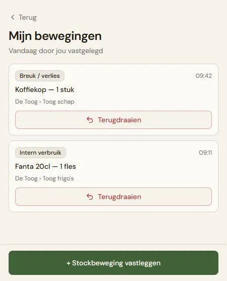 De mobiele lijst "Mijn bewegingen" met twee kaarten: per kaart de type-badge ("Breuk / verlies", "Intern verbruik"), het artikel met aantal, de locatie, het tijdstip rechtsboven, en onderaan de knop "Terugdraaien".
