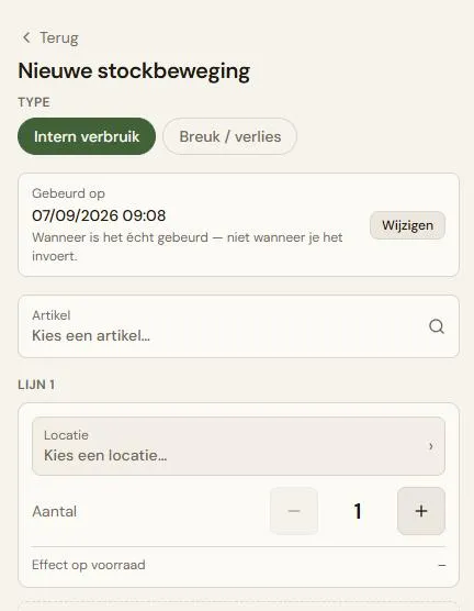 De mobiele "Nieuwe stockbeweging"-flow zoals een teller ze ziet: bovenaan de pil-knoppen "Intern verbruik" en "Breuk / verlies" — enkel de twee types die een teller zelf mag boeken — daaronder "Gebeurd op" met de knop "Wijzigen", het artikelveld en lijn 1 met locatie en aantal.